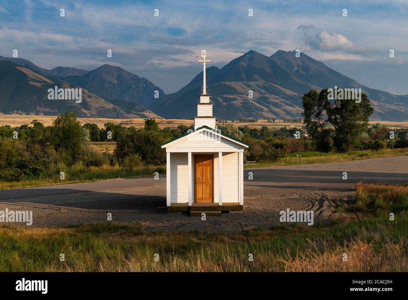 Una cappella in legno bianco lungo la strada statale 89 nello stato del Montana, con lo splendido Emigrant Peak sullo sfondo. Foto Stock