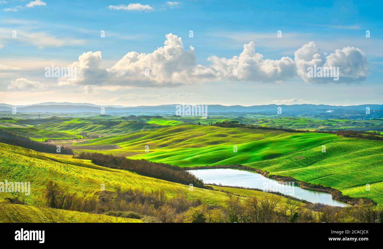 Paesaggio toscano, laghetto, campi verdi e gialli a Creta Senesi. Italia, Europa. Foto Stock