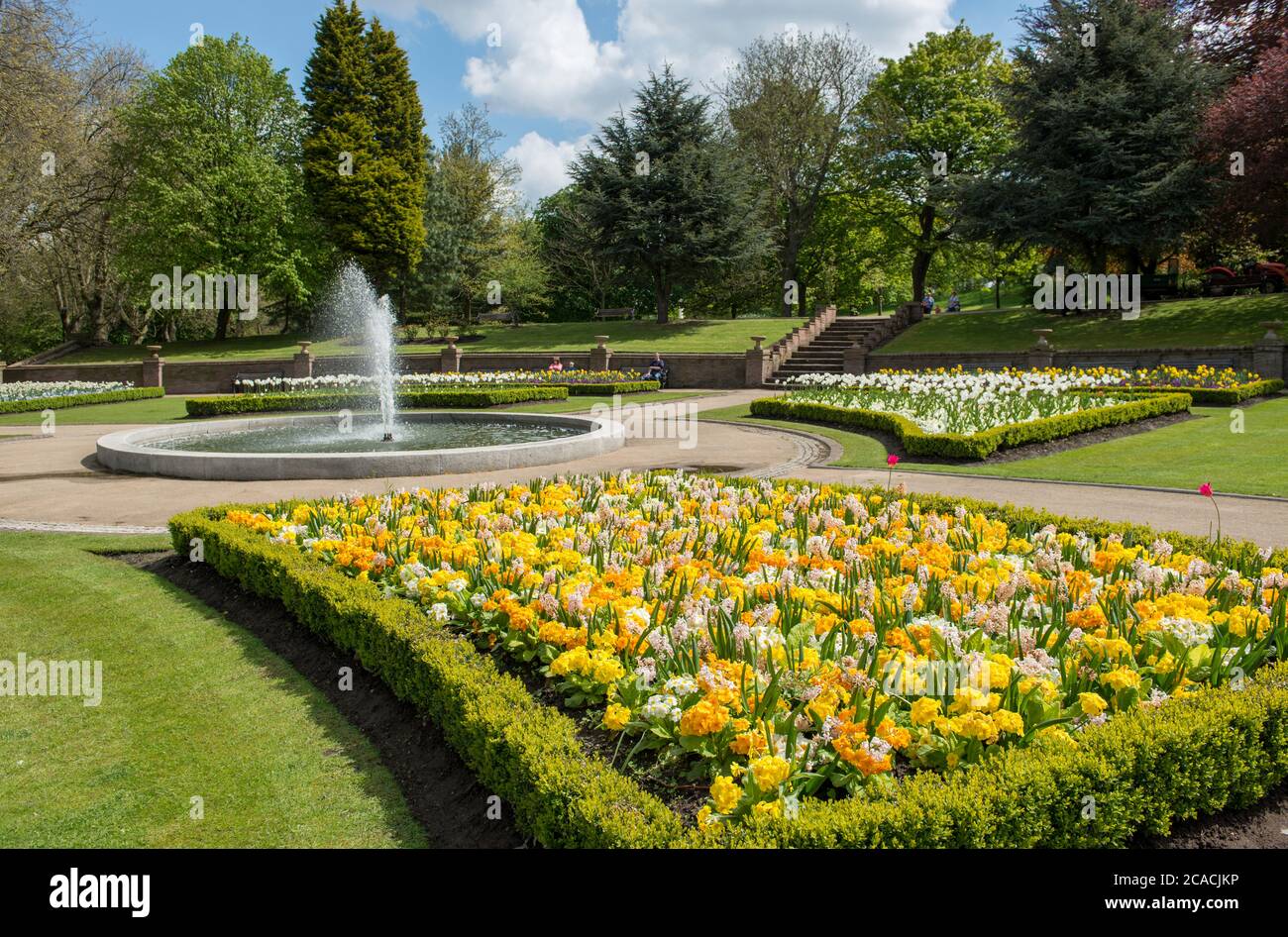 Il giardino commemorativo e la piscina fontana del Clifton Park a Rotherham, South Yorkshire Foto Stock