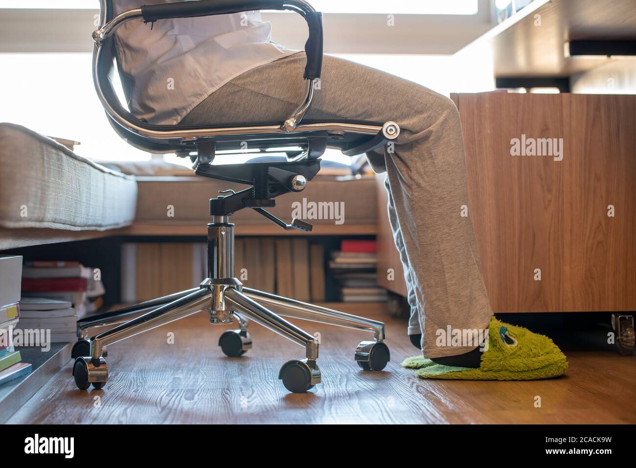 Donna che indossa una maglietta sociale dalla vita in su e pigiami in vita in giù Foto Stock