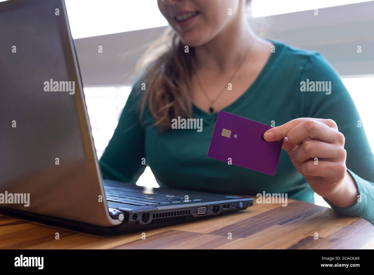 Donna felice che acquista online su carta di credito Foto Stock