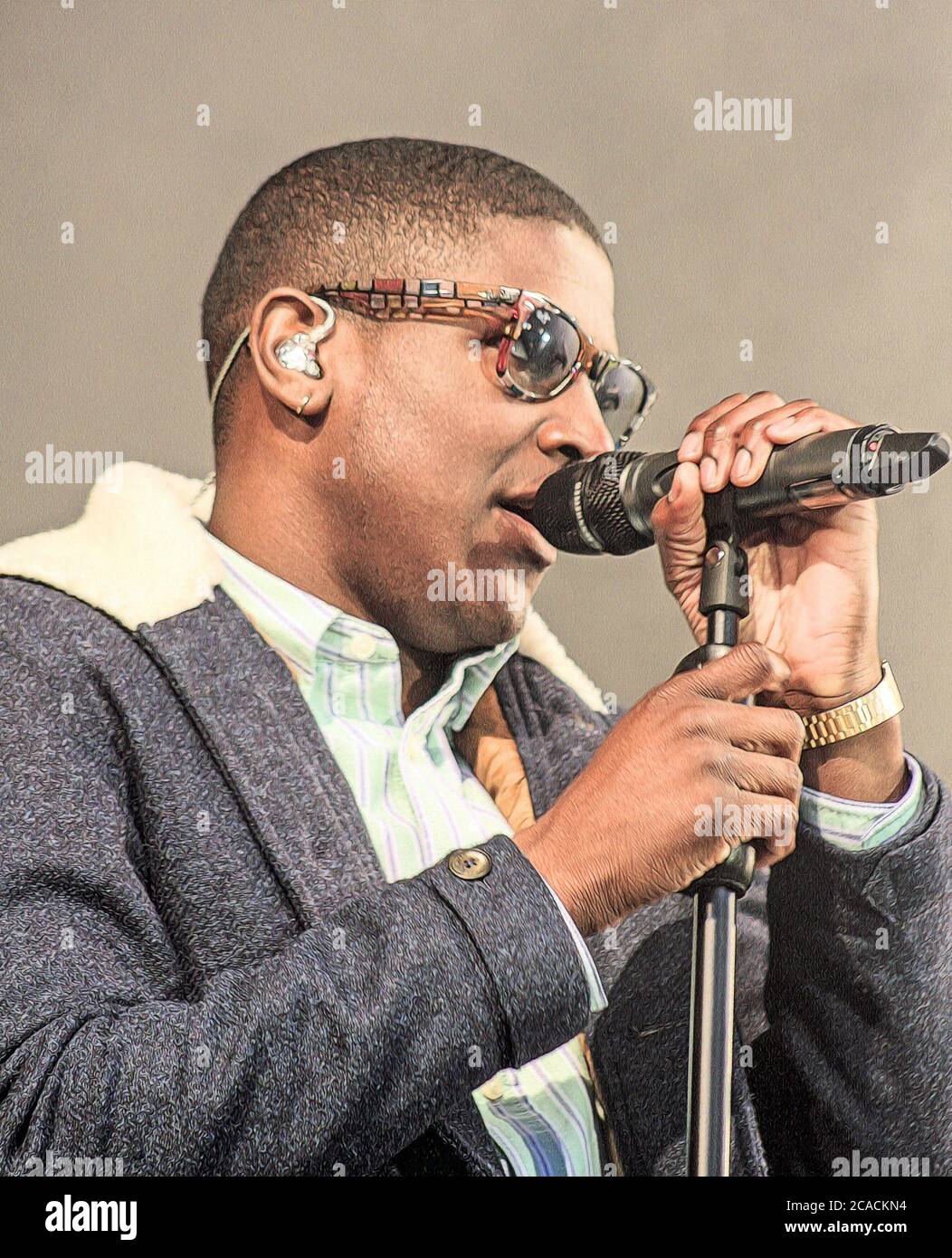 Foto illustration la star del canto Labrinth si esibisce a Plymouth Hoe alla fine del primo giorno del relè olimpico della torcia per i Giochi Olimpici del 2012. Intorno Foto Stock