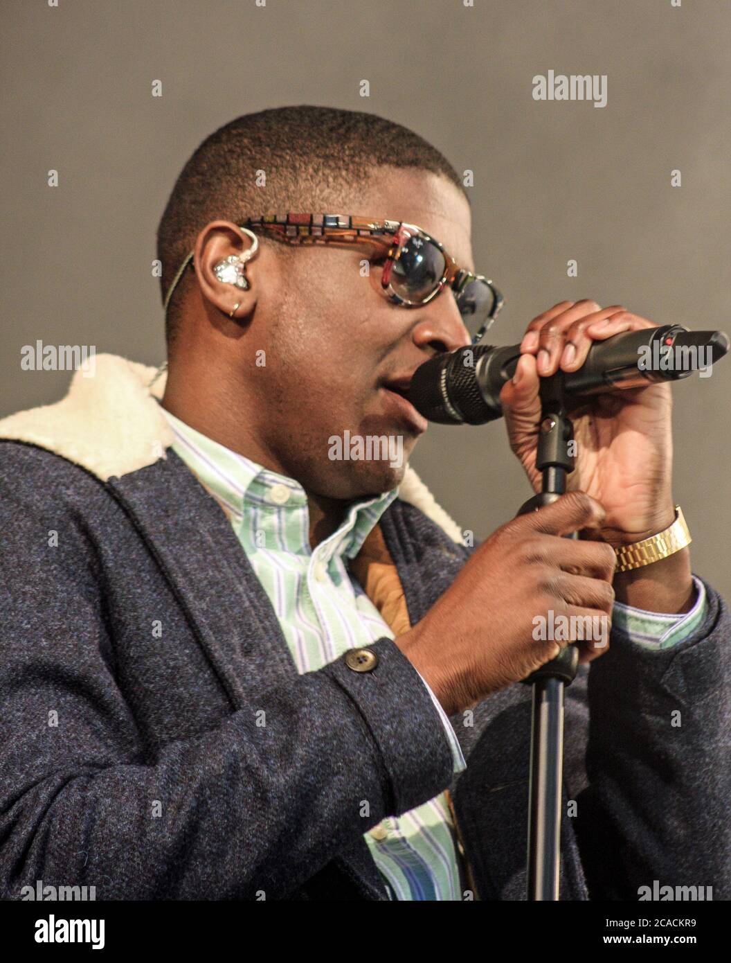 La star del canto Labrinth si esibisce a Plymouth Hoe alla fine del primo giorno della Olympic Torch Relay per i Giochi Olimpici del 2012. Circa 40,000 a 50.000 pe Foto Stock