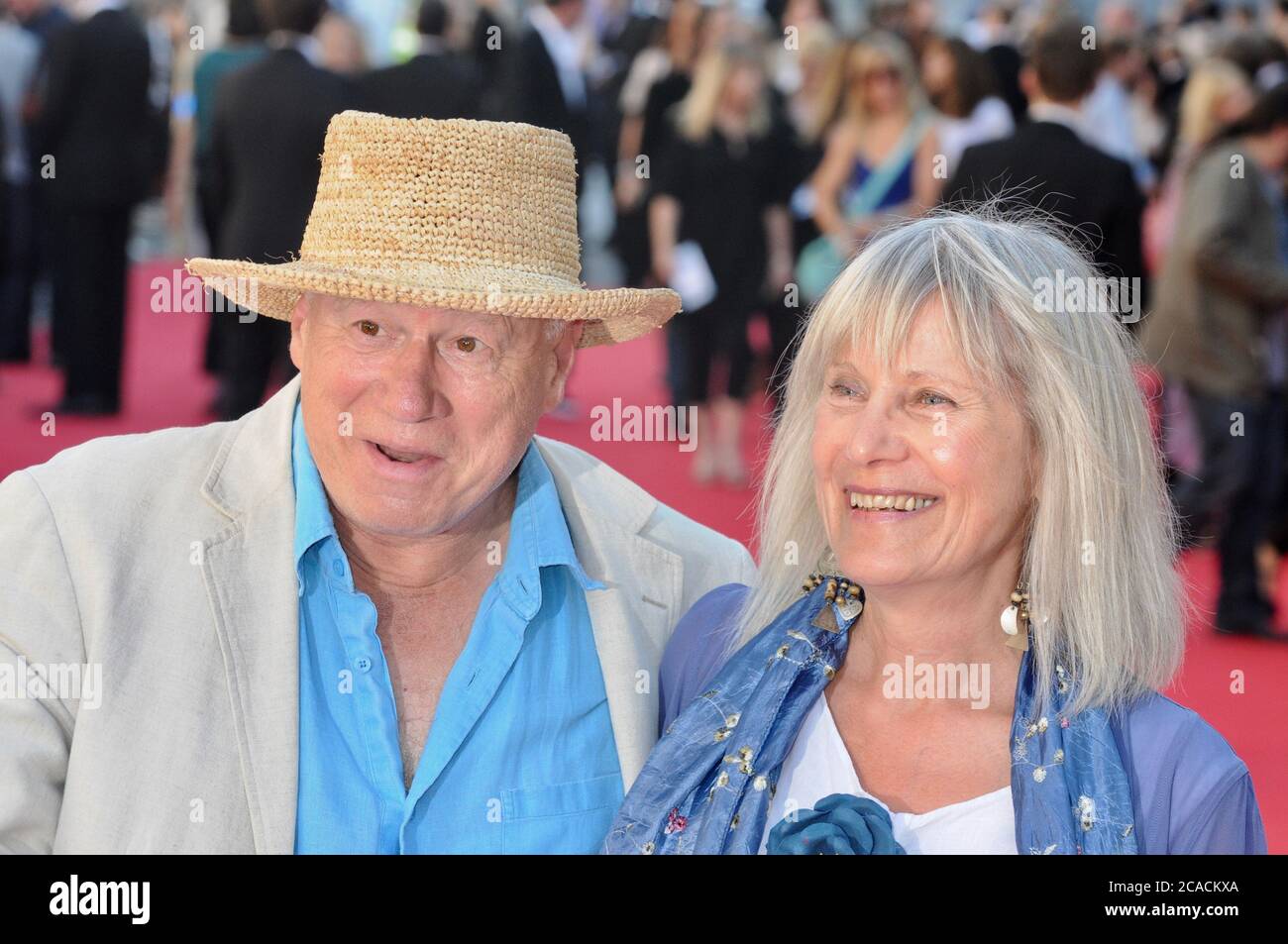 Neil Innes, Yvonne Catherine Hilton. 'George Harrison : vivere nel mondo dei materiali' prima del Regno Unito, BFI Southbank, Londra. REGNO UNITO Foto Stock