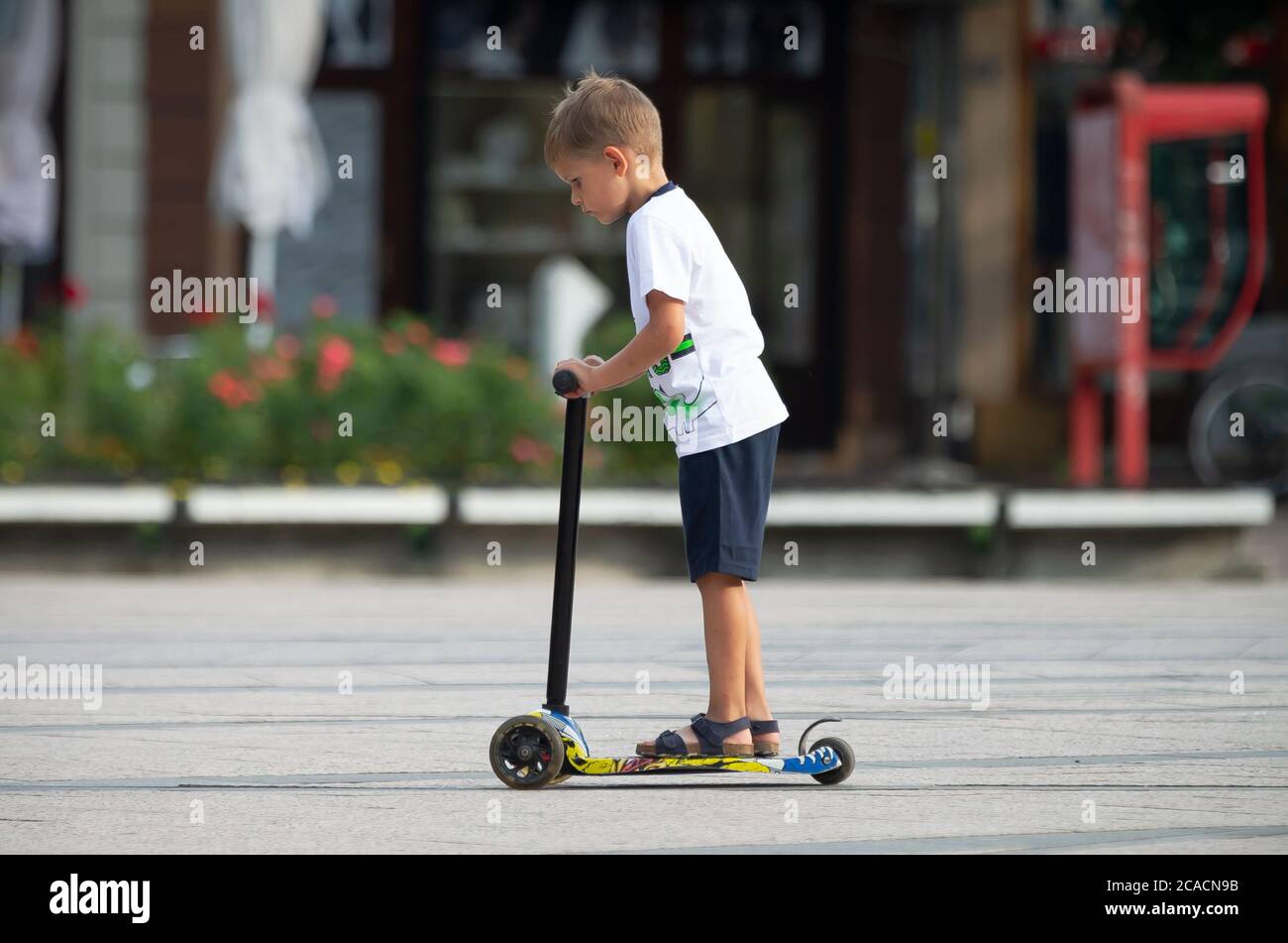 Belgrado, Serbia. 6 agosto 2020. Un bambino guida uno scooter attraverso la città durante la nuova malattia di Coronavirus (COVID-19) dopo la diminuzione del coronavirus infettato in Serbia. Il numero di infezioni da coronavirus sta diminuendo in tutta la Serbia. Il governo impone l'uso obbligatorio di maschere all'interno e all'esterno per fermare la diffusione della malattia del coronavirus (COVID-19). Credit: Nikola Krstic/Alamy Live News Foto Stock