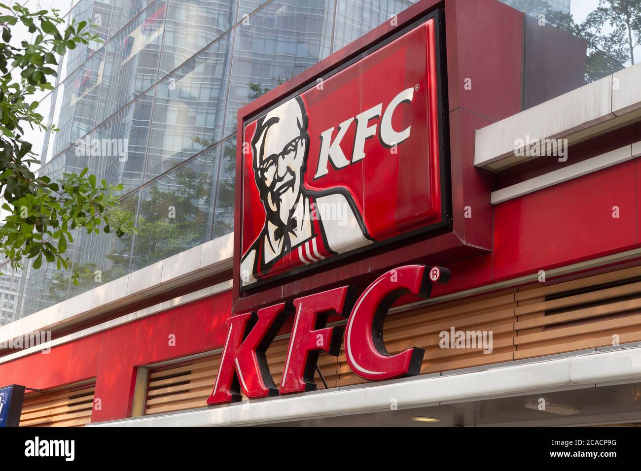 Shenzhen, Cina - 8 agosto 2012: Cartello del ristorante KFC. KFC è una catena di fast food americani. Foto Stock