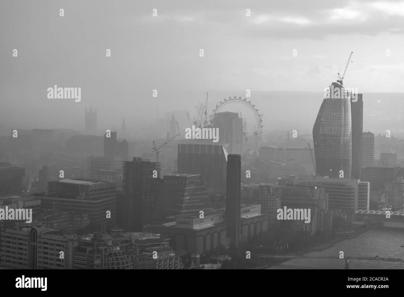 Tempesta sopra il centro di Londra visto dagli Sky Gardens. Foto Stock