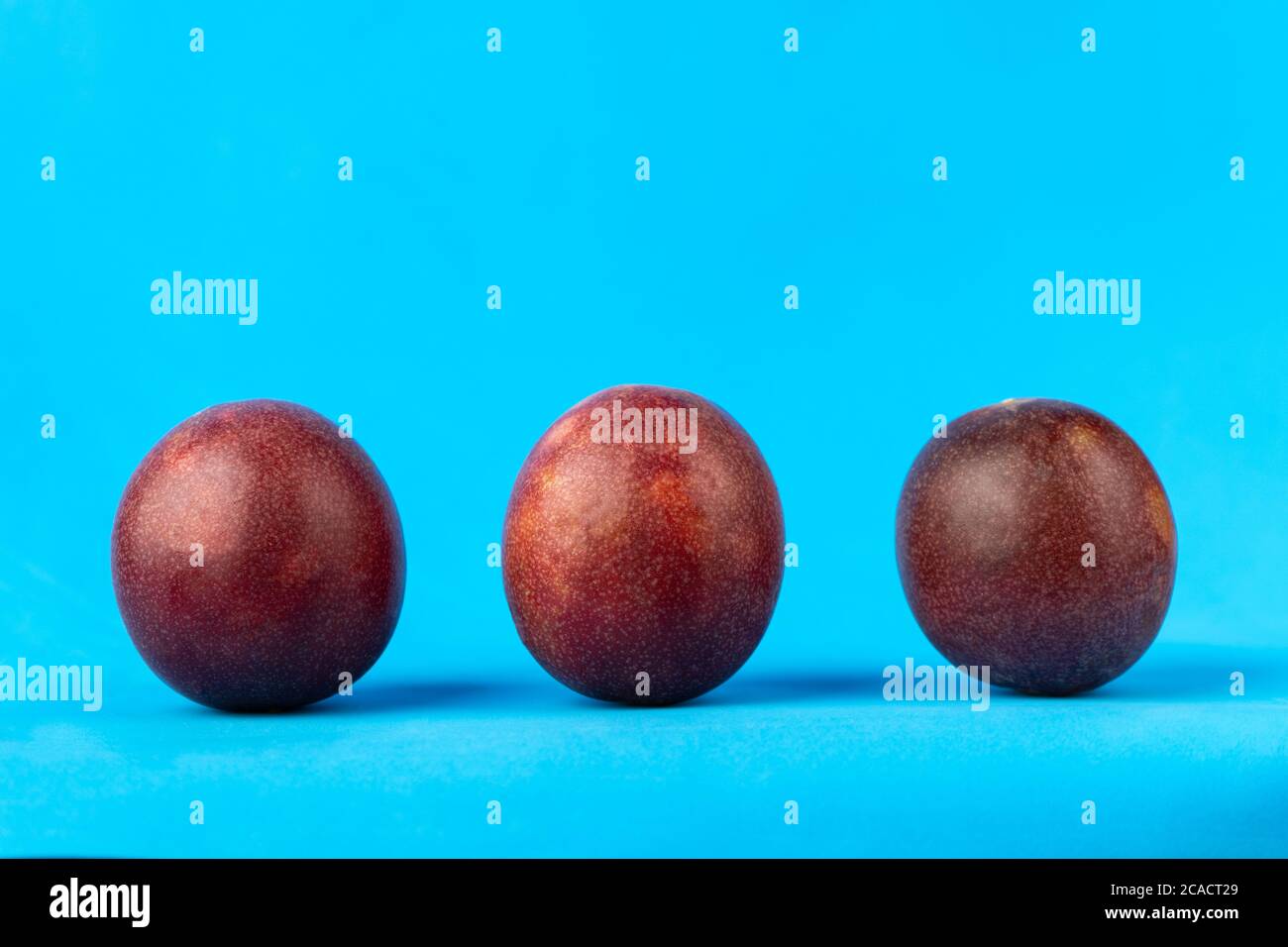 Immagine di frutta fresca matura su sfondo blu Foto Stock