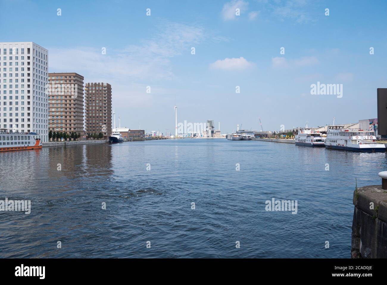 Anversa, Belgio, 19 luglio 2020, Vista panoramica con barche e appartamenti sul porto di Anversa Foto Stock