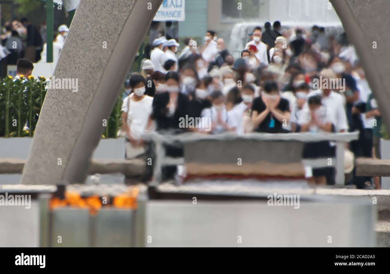 Hiroshima, Giappone. 06 agosto 2020. La gente prega per le vittime delle bombe atomiche al Parco commemorativo della Pace di Hiroshima, in occasione del 75° anniversario del bombardamento atomico di Hiroshima, Giappone, giovedì 6 agosto 2020. La cerimonia di quest'anno è stata ridotta una precauzione per prevenire la diffusione del romanzo coronavirus COVID-19. Una Superfortilt americana B-29 volò da Tinian nelle Isole Mariana, facendo cadere la bomba chiamata 'Little Boy', uccidendo circa 75,000 persone, circa il 30% della popolazione. Foto di Keizo Mori/UPI Credit: UPI/Alamy Live News Foto Stock