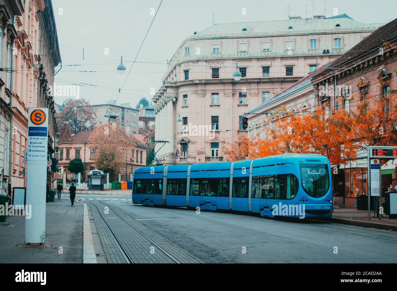 Un moderno tram blu di Zagabria, Croazia, fermandosi nella fermata dei mezzi pubblici. Foto Stock