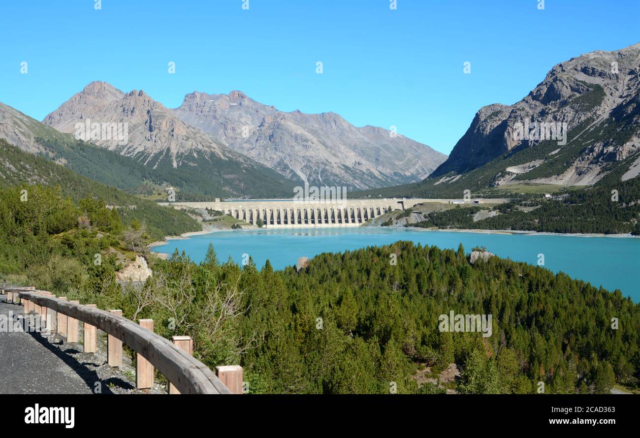 Il Lago di Cancano è un bacino artificiale adiacente al Lago di San Giacomo nei pressi di Bormio. La diga di Cancano è un progetto di ingegneria per la produzione idroelettrica Foto Stock