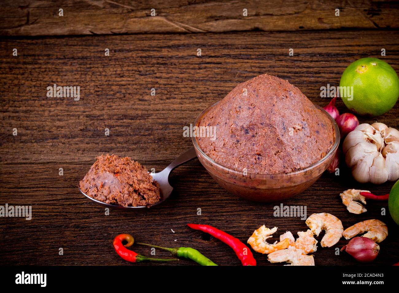 pasta di gamberetti ( kapi ) e ingrediente su fondo di tessitura di legno marrone. Foto Stock