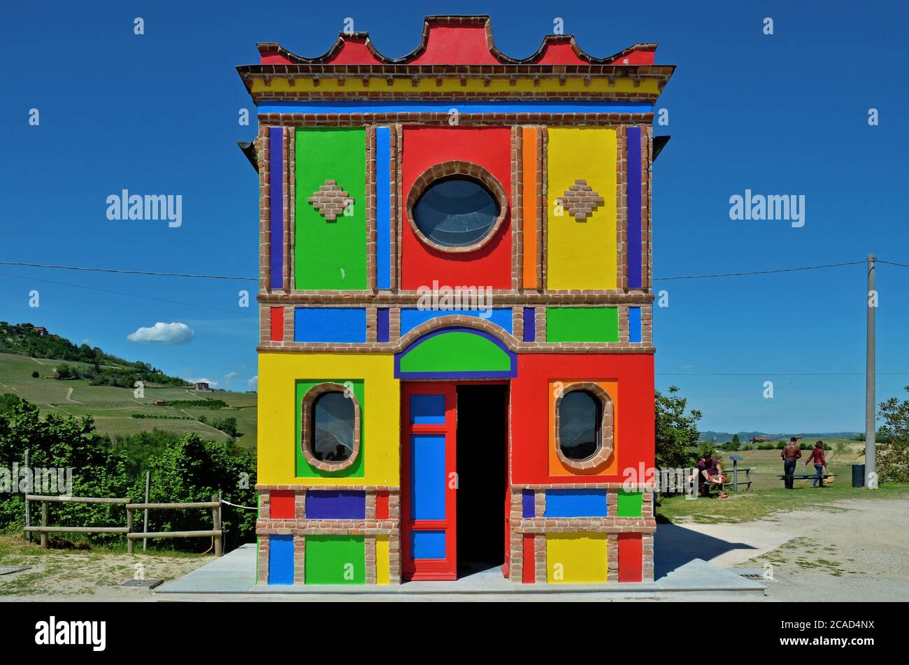 langhe, chiesa colorata vicino alba Foto Stock