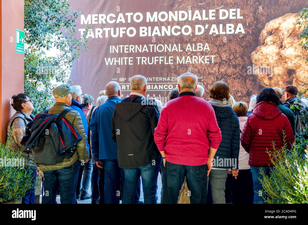 ALBA, ITALIA – 15 NOVEMBRE 2018: Chi entra nel mercato del tartufo della Fiera Internazionale del Tartufo di Alba (Piemonte, Italia), principale manifestazione del tartufo Foto Stock