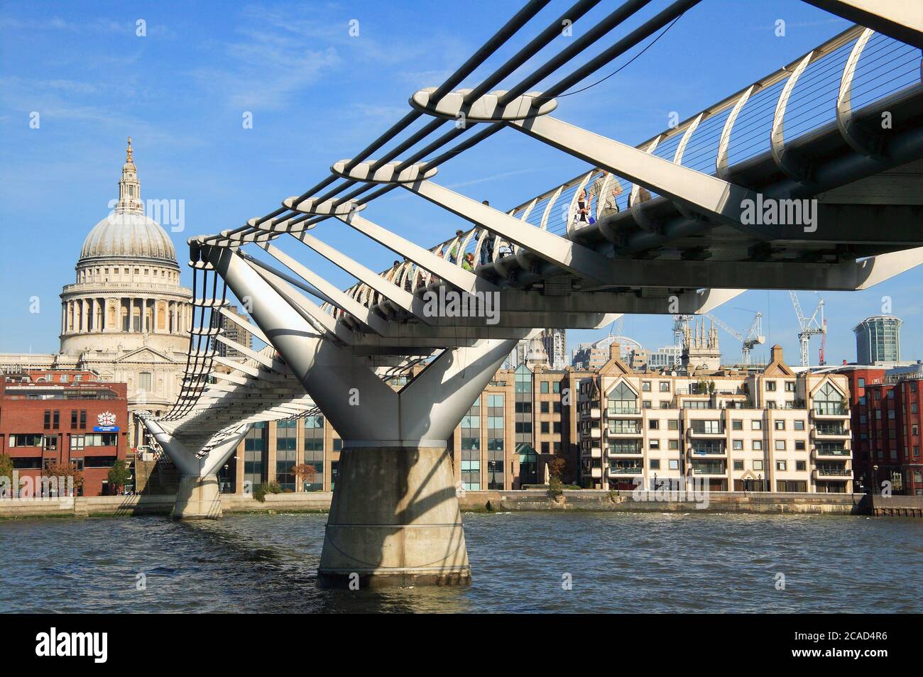 Londra, UK, 11 ottobre 2008 : il ponte pedonale del London Millennium che è un ponte sospeso in acciaio che collega Bankside con la Cattedrale di St Paul e la Foto Stock
