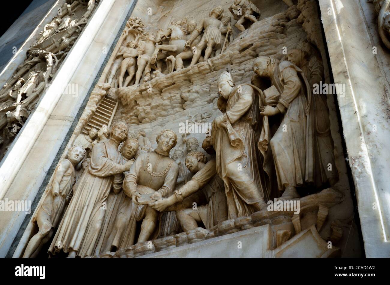 PAVIA, ITALIA - 12 GIUGNO 2016 - scultura sulla certosa di Pavia il 12 giugno 2016. La chartreuse è un importante esempio di religioso rinascimentale Foto Stock