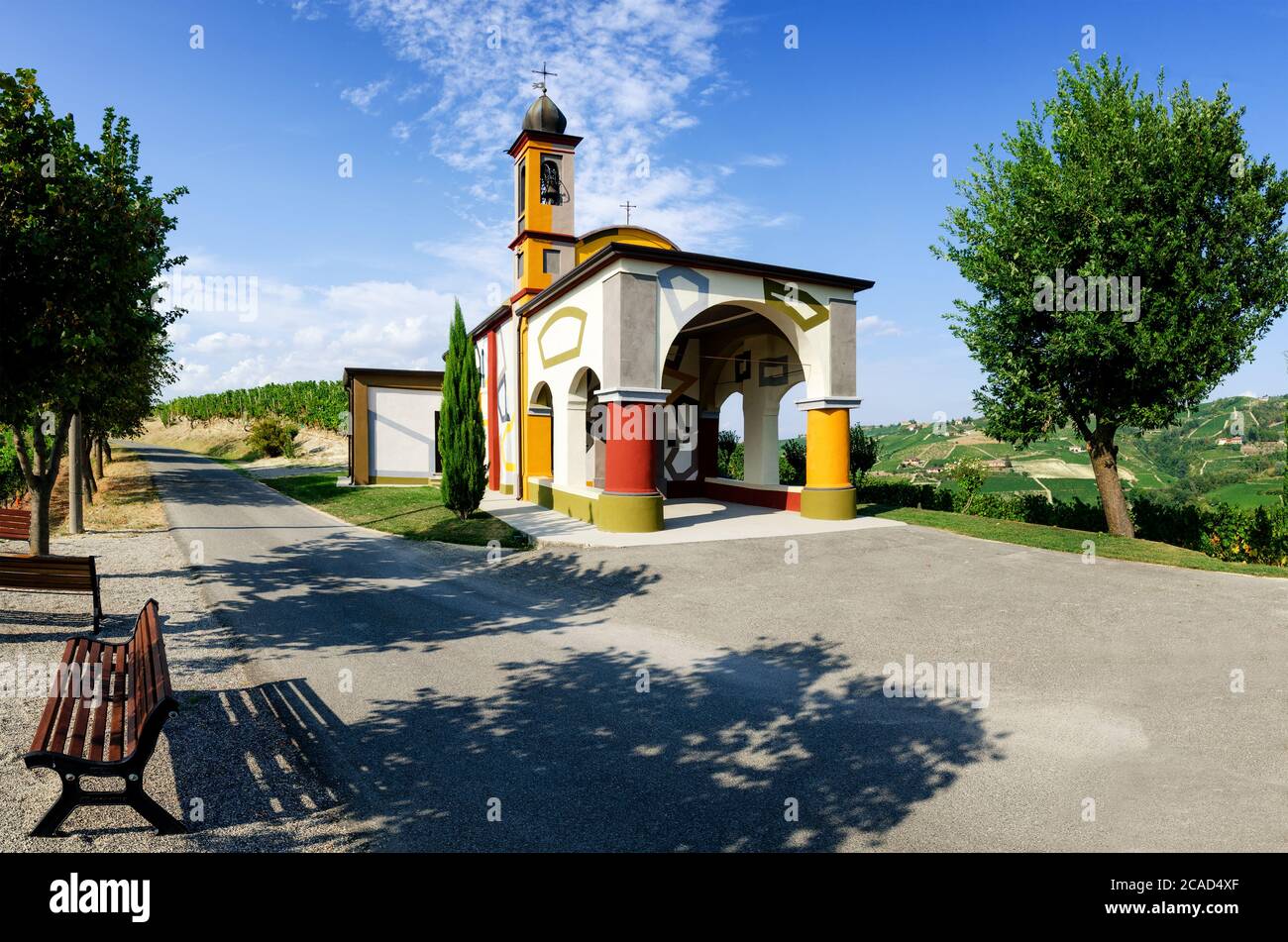 ALBA, ITALIA - 19 AGOSTO 2017 - la chiesa di Maria del Carmine a Coazzolo, presso Alba (Italia) il 19 agosto 2017. La colorata ristrutturazione è stata effettuata da Foto Stock