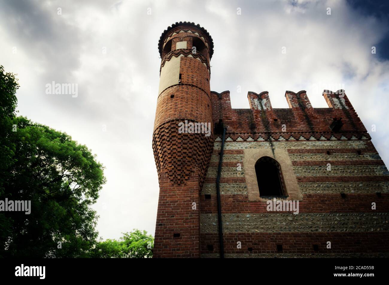 RIVAROLO, ITALIA - 28 MAGGIO 2017: Castello di Malgrà a Rivarolo Canavese (Italia), palazzo neo gotico con torre e giardino, il 28 maggio 2017 Foto Stock