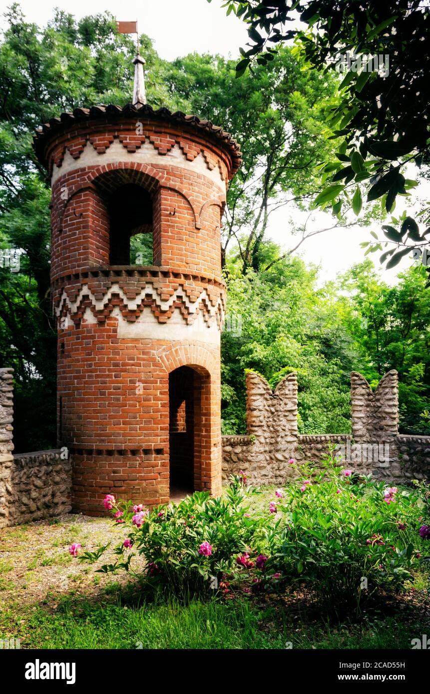 RIVAROLO, ITALIA - 28 MAGGIO 2017: Castello di Malgrà a Rivarolo Canavese (Italia), palazzo neo gotico con torre e giardino, il 28 maggio 2017 Foto Stock