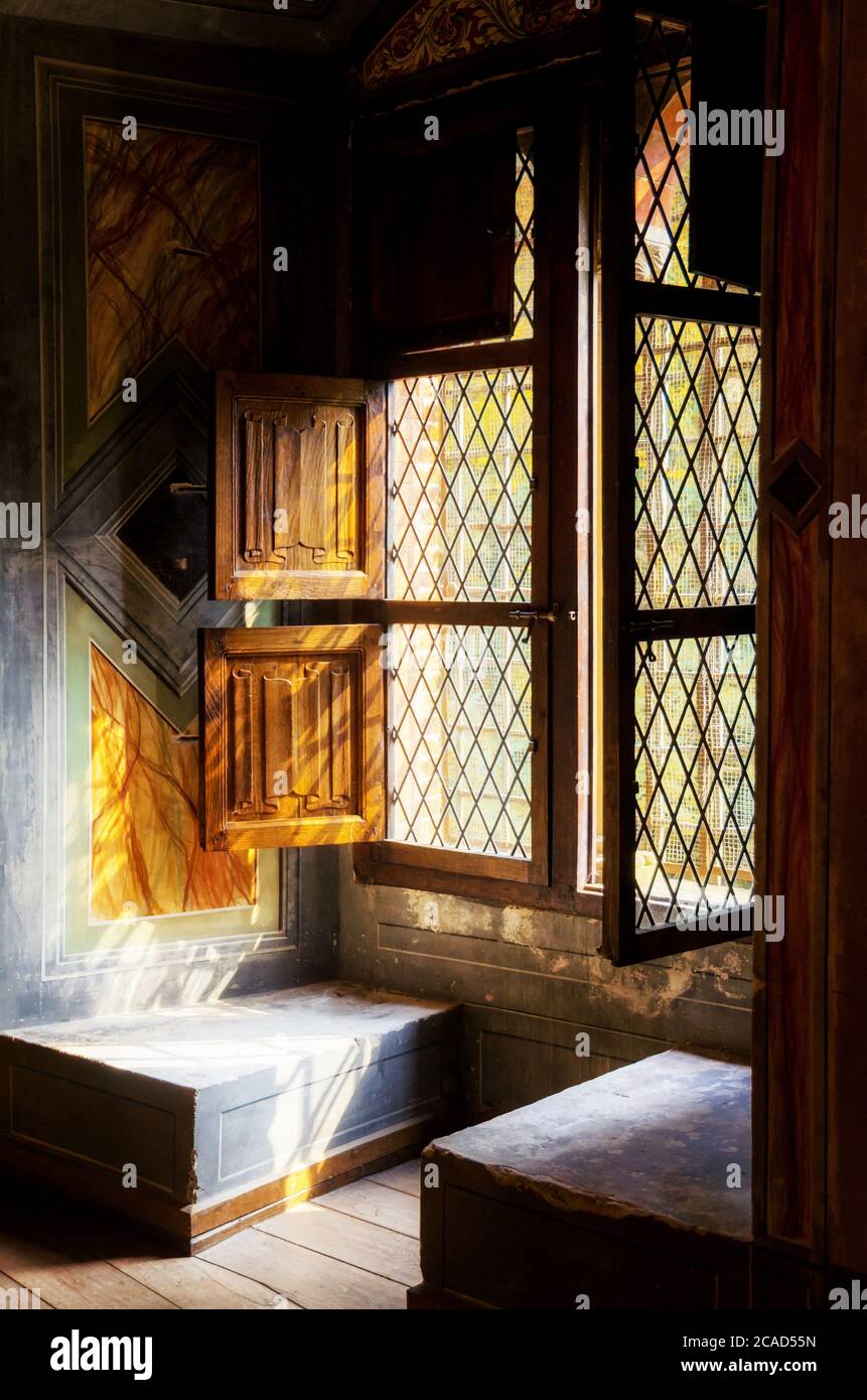 RIVAROLO, ITALIA - 28 MAGGIO 2017: Castello di Malgrà a Rivarolo Canavese (Italia) il 28 maggio 2017. Particolare di una finestra con decorazioni neogotiche del XIX secolo Foto Stock