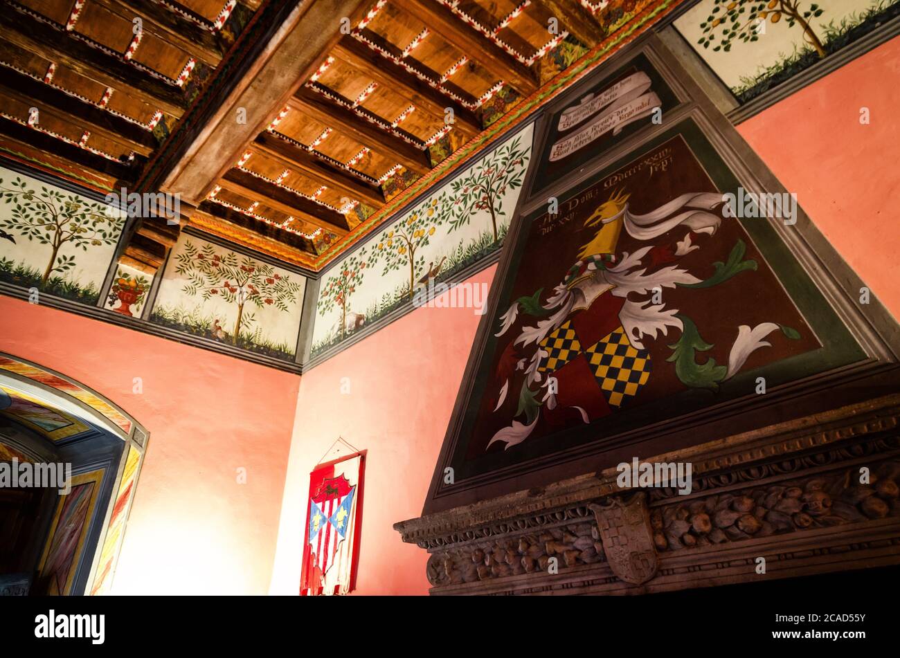 RIVAROLO, ITALIA - 28 MAGGIO 2017: Castello di Malgrà a Rivarolo Canavese (Italia) il 28 maggio 2017. Particolare della camera con camino con centur neo gotico del XIX secolo Foto Stock