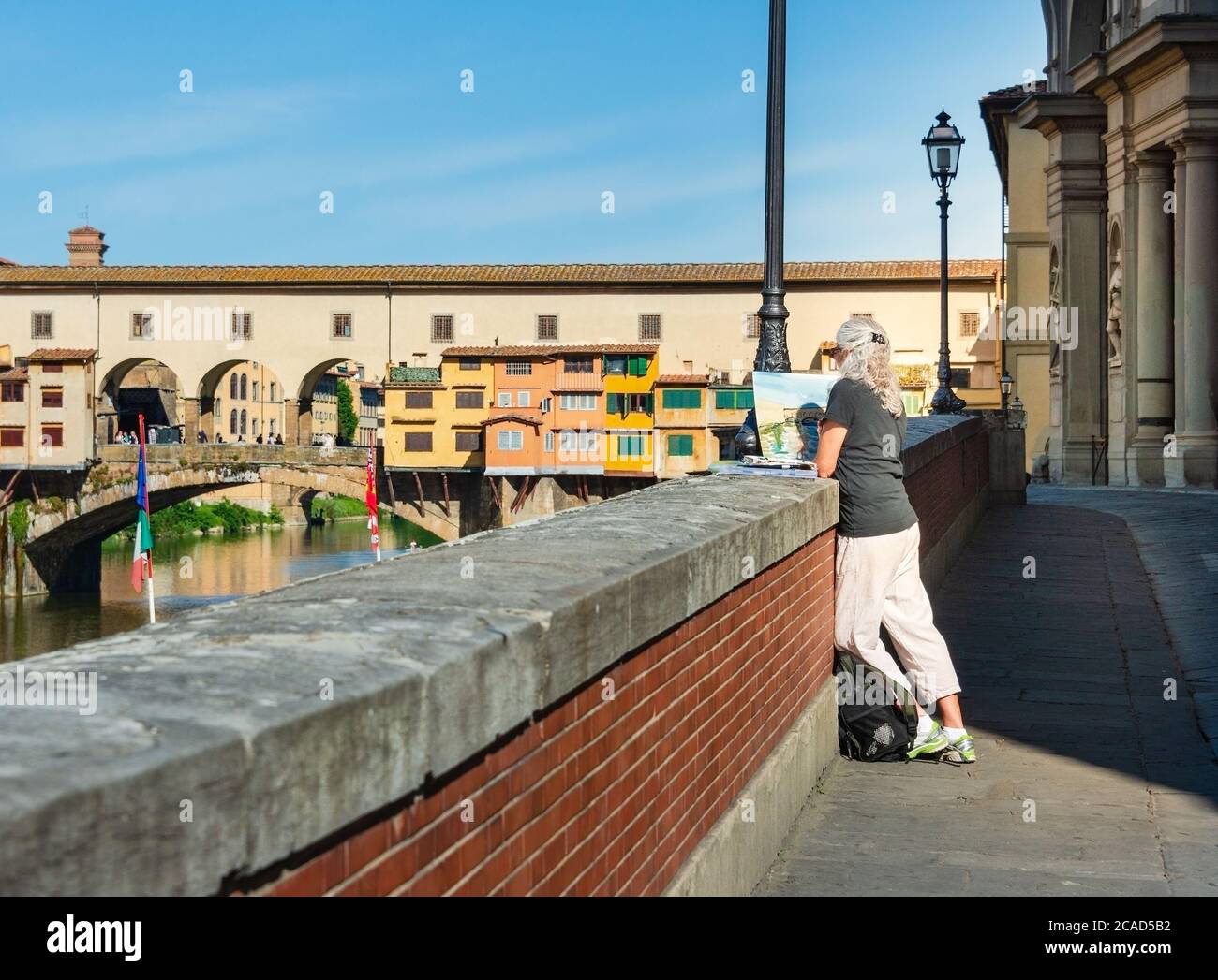 Donna artista pittura acquerello di Ponte Vecchio sul fiume Arno a Firenze Toscana, Italia Foto Stock