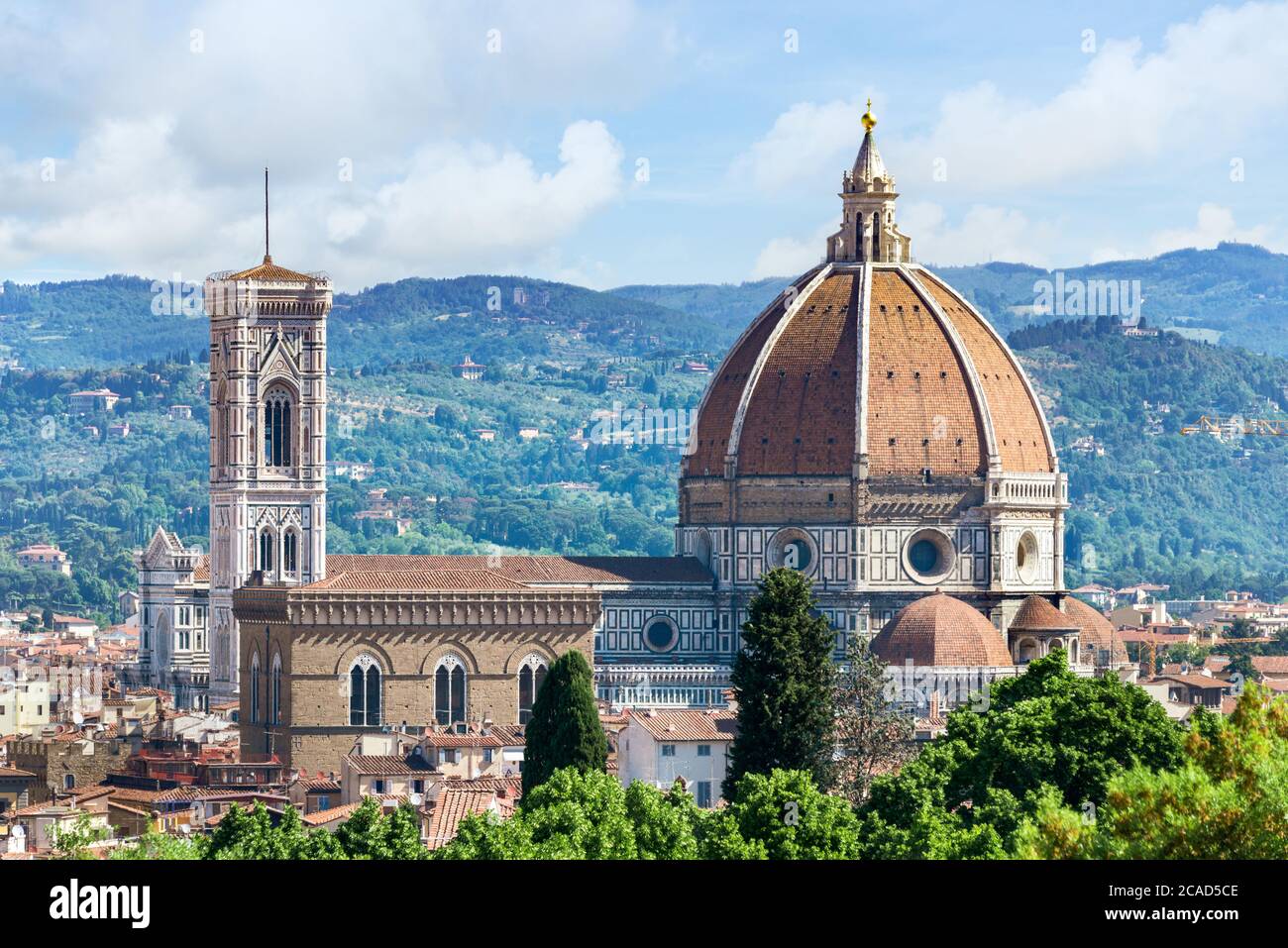 Skyline di Firenze in Toscana dominato dalla suggestiva architettura rinascimentale della cupola del Duomo e dal Campanile di Giotto Foto Stock