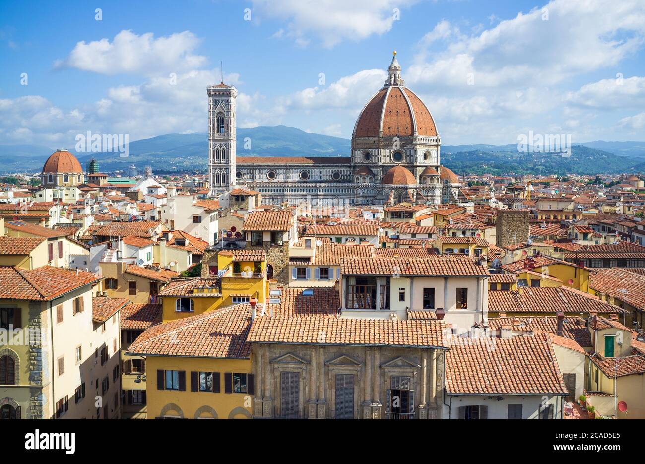 Skyline di Firenze in Toscana dominato dalla suggestiva architettura rinascimentale della cupola del Duomo e dal Campanile di Giotto Foto Stock
