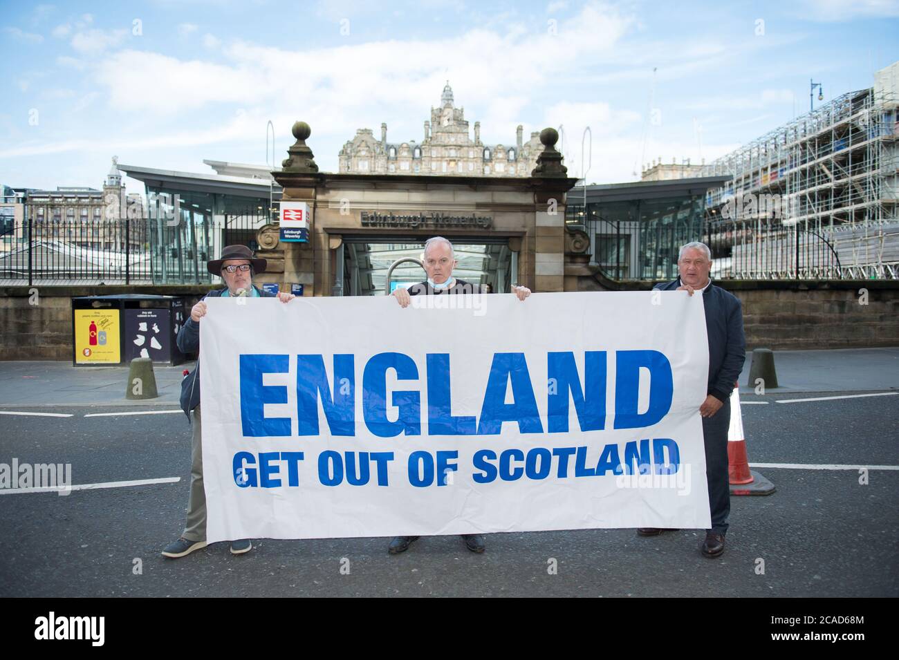 Edimburgo, Scozia, Regno Unito. 6 agosto 2020 nella foto: (L-R) John Lowe; Sean Clerkin; James Connolly. Protestare oggi presso il quartier generale del governo britannico/inglese, la Queen Elizabeth House, per chiedere che il nostro confine con l'Inghilterra sia chiuso immediatamente in modo che la COVID-19 non sia autorizzata a diffondersi in tutta la Scozia da parte di persone provenienti dall'Inghilterra. Sean Clerkin di Action for Scotland ha detto: 1) la Scozia è una colonia dello Stato britannico/inglese e noi controlleremo veramente i nostri confini con l'indipendenza scozzese. Se fossi una nazione indipendente avremmo già chiuso il nostro confine con l'Inghilterra ancora prima Foto Stock