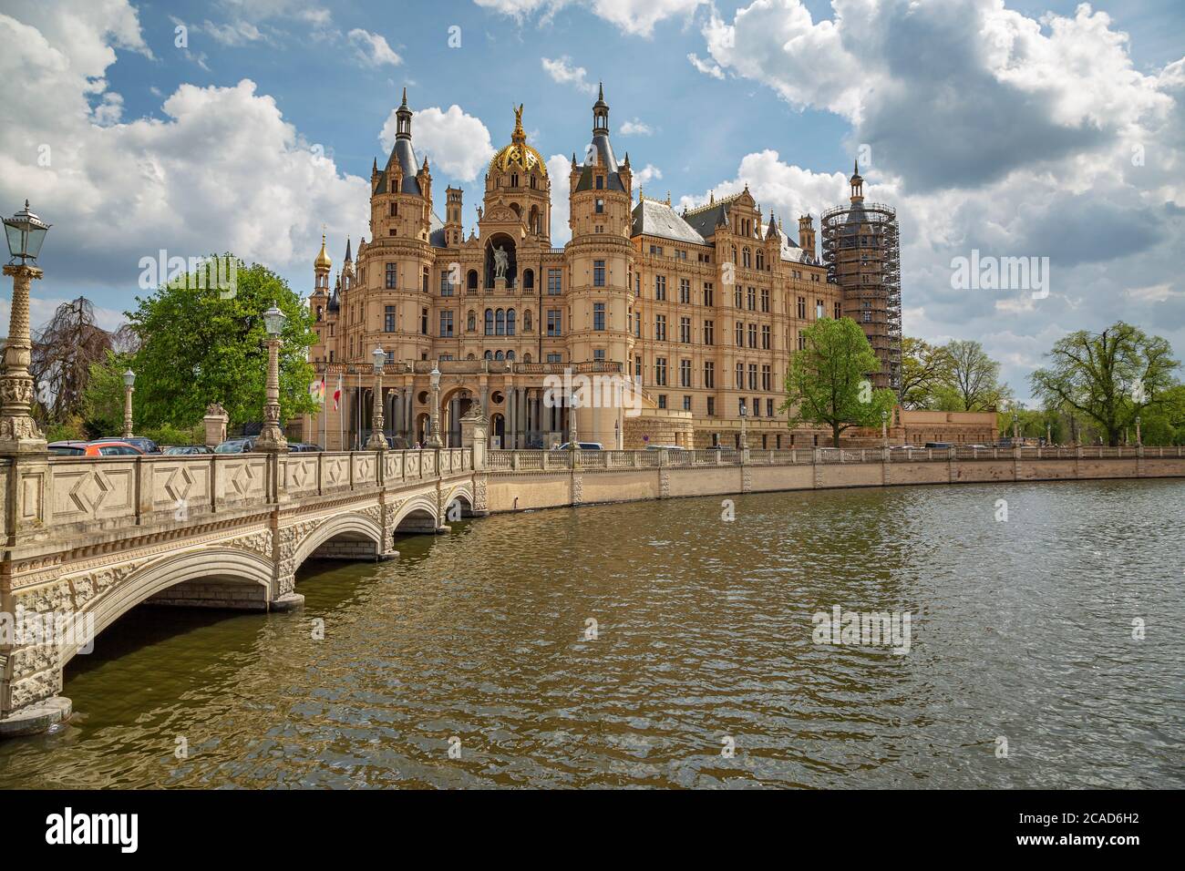 Schwerin - Vista al Castello di Schwerin, dove un incendio distrusse un terzo del Castello nel 1913, Mecklenburg-Vorpommern, Germania, Schwerin, 27.04.2018 Foto Stock