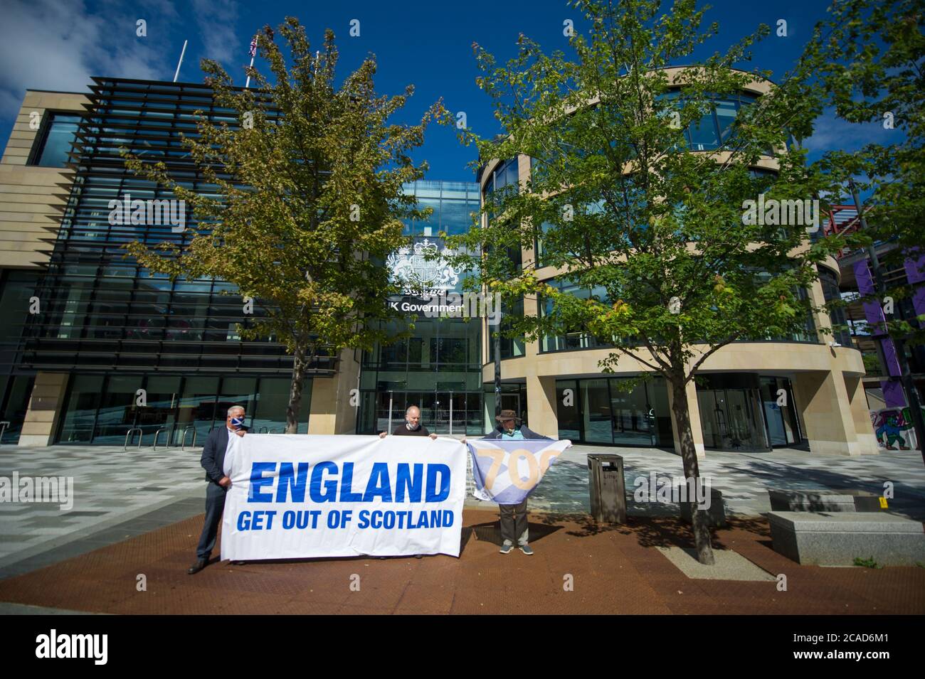 Edimburgo, Scozia, Regno Unito. 6 agosto 2020 nella foto: (L-R) James Connolly; Sean Clerkin; John Lowe. Protestare oggi presso il quartier generale del governo britannico/inglese, la Queen Elizabeth House, per chiedere che il nostro confine con l'Inghilterra sia chiuso immediatamente in modo che la COVID-19 non sia autorizzata a diffondersi in tutta la Scozia da parte di persone provenienti dall'Inghilterra. Sean Clerkin di Action for Scotland ha detto: 1) la Scozia è una colonia dello Stato britannico/inglese e noi controlleremo veramente i nostri confini con l'indipendenza scozzese. Se fossi una nazione indipendente avremmo già chiuso il nostro confine con l'Inghilterra ancora prima Foto Stock