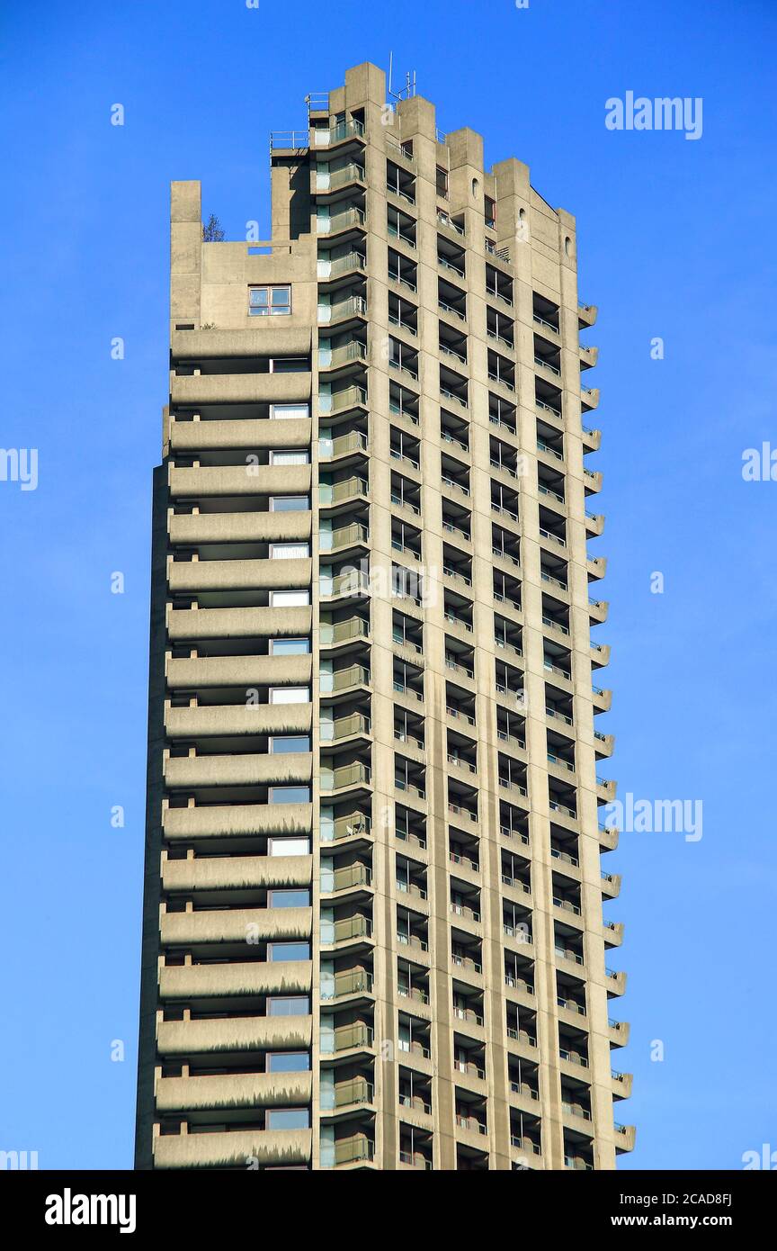 Londra, UK, 11 ottobre 2008 : la Shakespeare Tower, un edificio classificato di grado II della Barbican Estate, è stata inaugurata nel 1969 Foto Stock