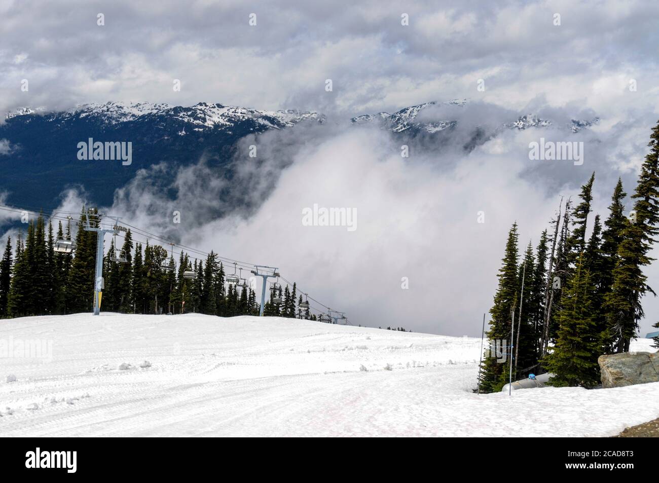 Una scena di neve alta sulla montagna Blackcomb in tarda estate a Whistler, Columbia Britannica, Canada. Foto Stock