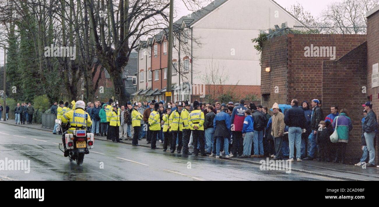 Hampshire ufficiali di polizia che controllano i tifosi di calcio prima della partita di calcio Southampton V Portsmouth, il Dell, Southampton, Hampshire, Regno Unito Foto Stock