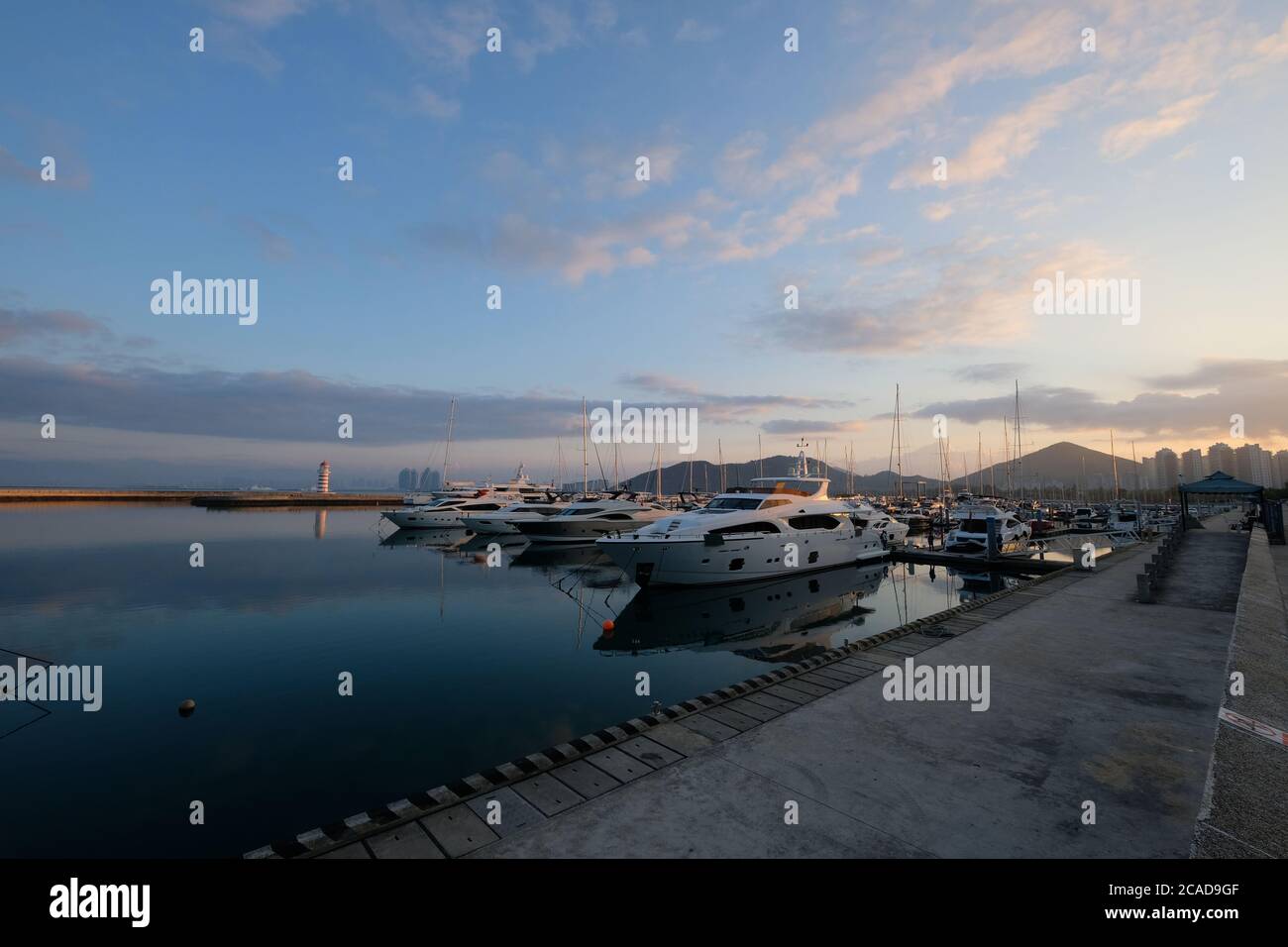 yacht marina all'alba. mare blu tranquillo. yacht di lusso ormeggiano in porto. grandangolo Foto Stock