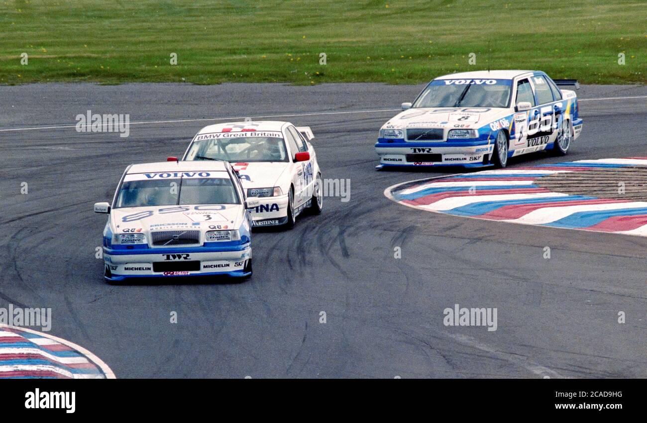 Fotografia scattata delle seguenti vetture che corrono nel campionato del Btcc a Thruxton il 6th maggio 1996 leader nella Volvo 850 guidato da Rickard Rydell seguito da Roberto Ravaglia in una BMW 320i e in terzo luogo una Volvo 850 pilotata da Kelvin Burt, Thruxton, Andover, Hampshire, Inghilterra, REGNO UNITO Foto Stock