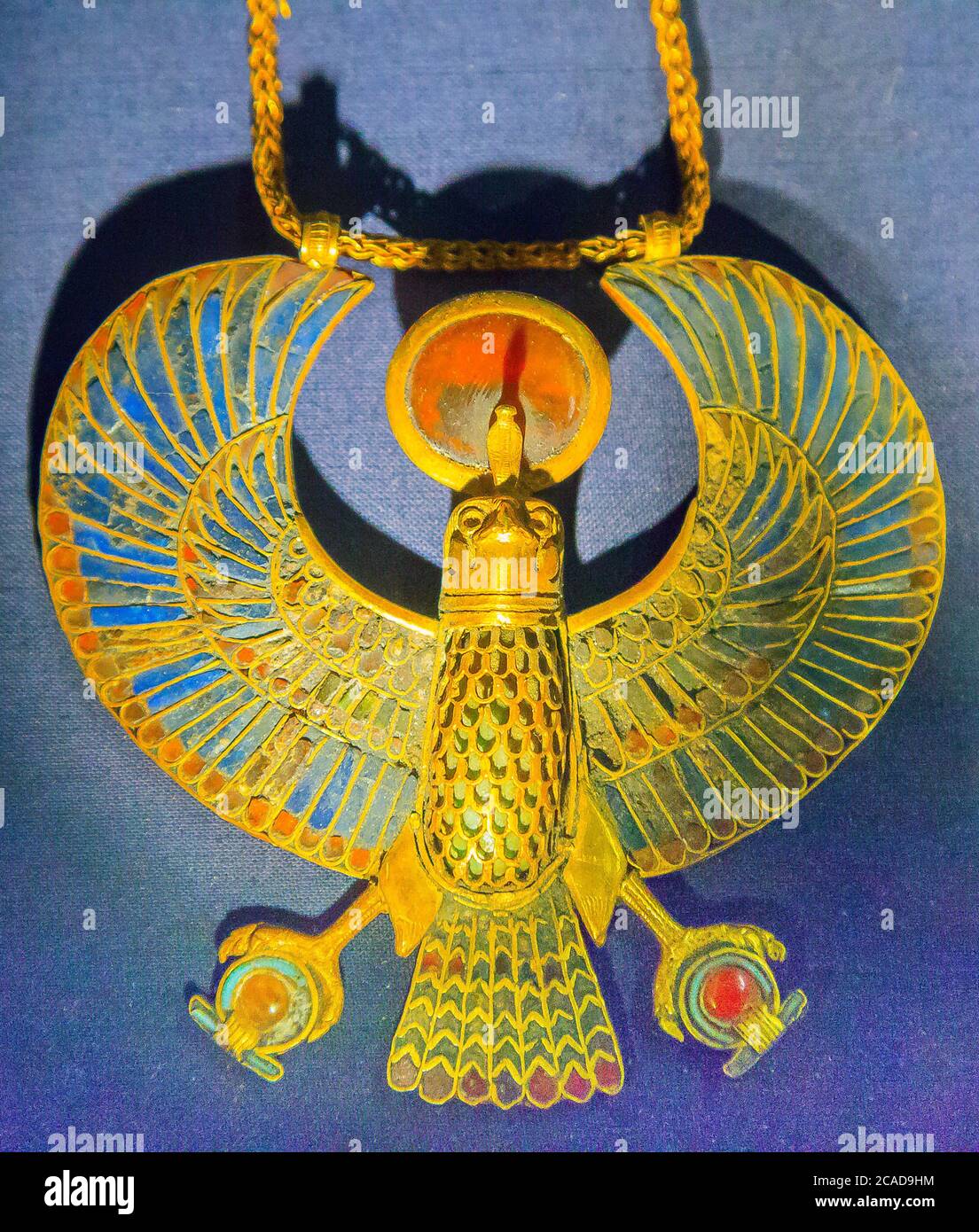 Egitto, Cairo, Museo Egizio, Tutankhamon gioielli, dalla sua tomba a Luxor:  UN pettorale a forma di falco solare Foto stock - Alamy