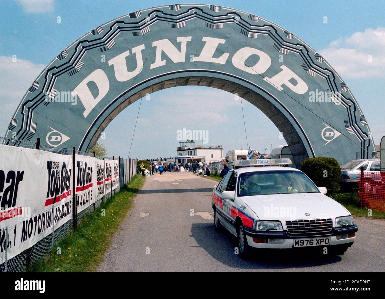 Hampshire Constabulary traffico pattuglia auto - Vauxhall Senator 3-0i - entrando nel circuito di Thruxton Race sotto l'arco di Dunlop, Thruxton, Andover, Hampshire, Inghilterra, REGNO UNITO Foto Stock