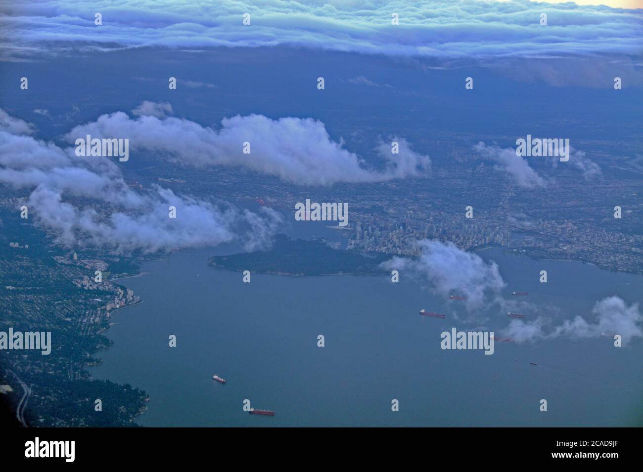 Vista aerea dei sobborghi occidentali di Vancouver e dell'isola di Stanley Park sull'insenatura di Burrard che conduce all'Oceano Pacifico nella Columbia Britannica, C. Foto Stock