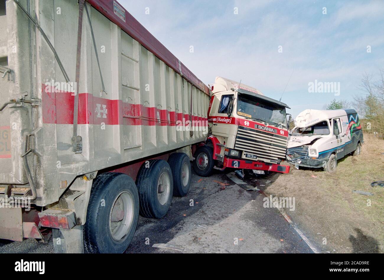 Scenario di grave incidente stradale che ha coinvolto un veicolo pesante (HGV) e due furgoni, New Forest, Hampshire, Regno Unito Foto Stock