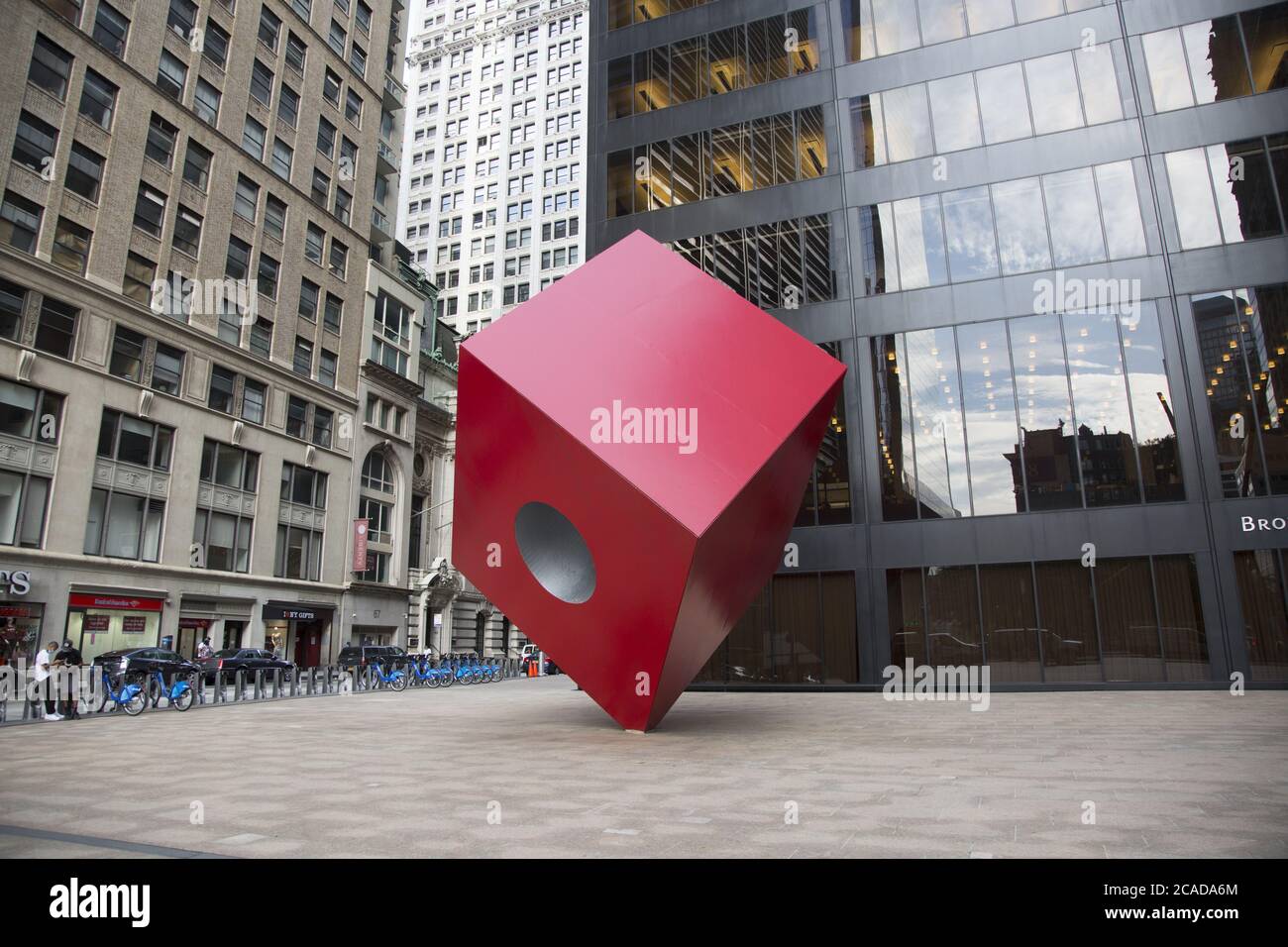 Isamu Noguchi è di 28 piedi di altezza pezzo di arte pubblica il cubo rosso nella plaza da HSBC a 140 Broadway nel Quartiere Finanziario, NYC Foto Stock