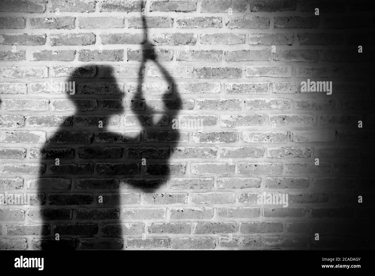 Ombra di uomo triste che si suicidava, luce e ombra Foto Stock