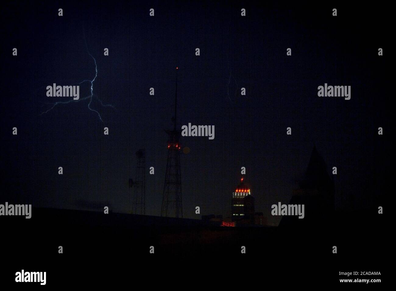 Nuvole scure e fulmini su Rochester, la città natale di Eastman Kodak. Un tempo gigante, Eastman Kodak lotta per sopravvivere nel mondo dell'imaging digitale. Nell'agosto 2020 l'azienda ha annunciato il passaggio alla produzione farmaceutica. Foto Stock