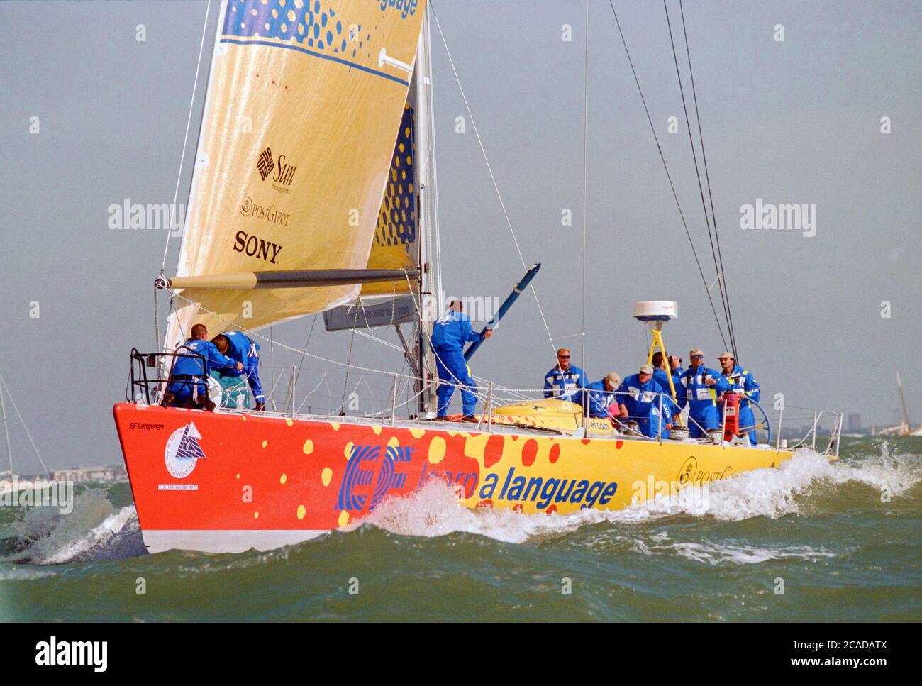 Yacht in gara sull'ultima tappa del Whitbread Round 1997-1998 la gara mondiale nel Solent si avvicina al traguardo a Southampton, Inghilterra, UK - vista del vincitore EF Language skipper di Paul Cayard Foto Stock