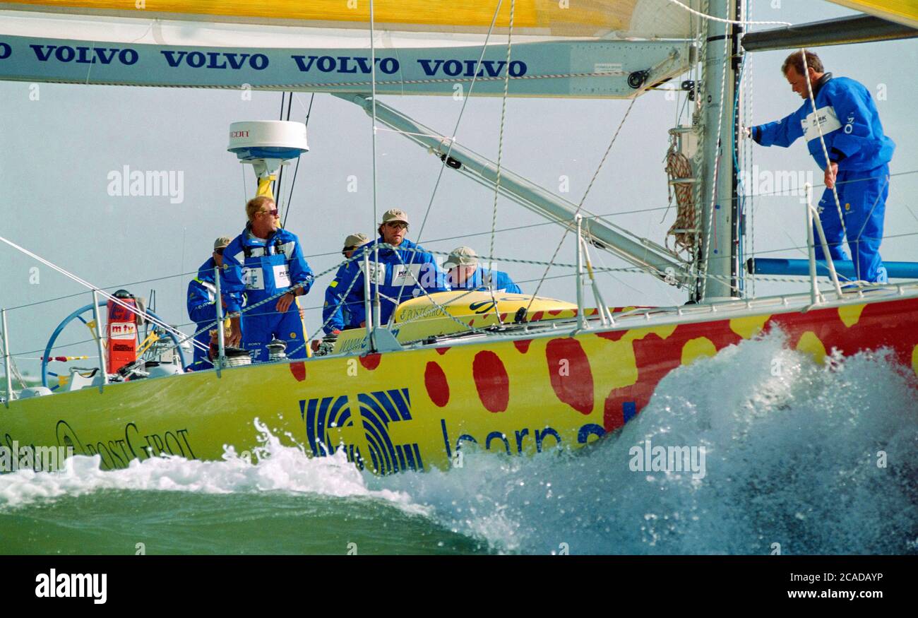 Yacht in gara sull'ultima tappa del Whitbread Round 1997-1998 la gara mondiale nel Solent si avvicina al traguardo a Southampton, Inghilterra, UK - vista del vincitore EF Language skipper di Paul Cayard Foto Stock