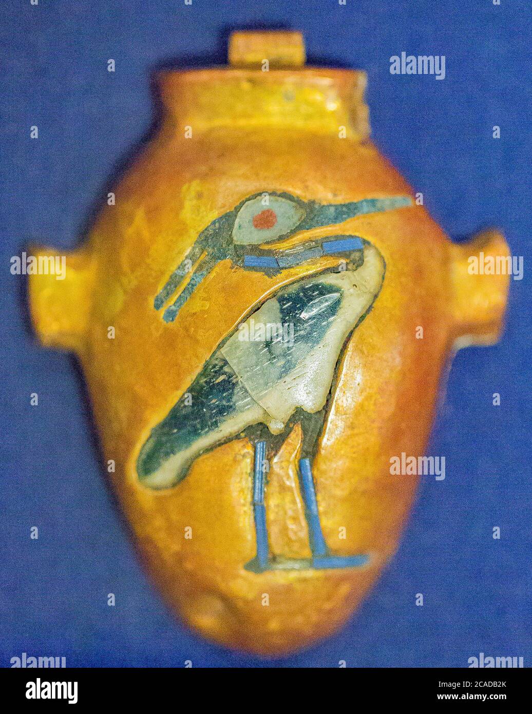 Egitto, Cairo, gioielli Tutankhamon, dalla sua tomba a Luxor: Amuleto a forma di cuore, con un uccello Benou (airone). Foto Stock