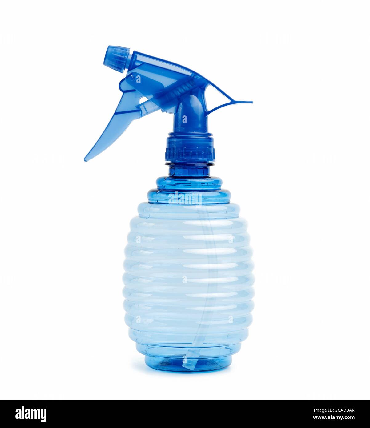 flacone in plastica blu trasparente con spray su sfondo bianco, vista dall'alto Foto Stock