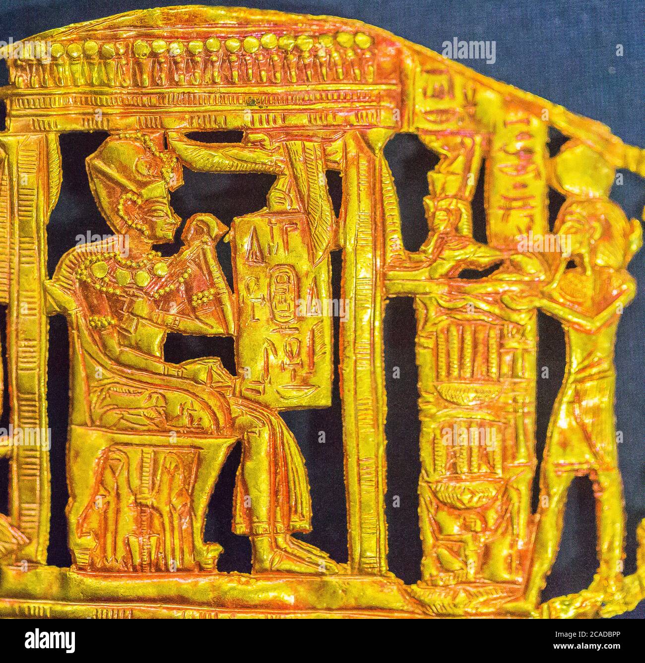 Egitto, Cairo, gioielli Tutankhamon, dalla sua tomba a Luxor: Fibbia in oro rosso, che mostra il re seduto sotto un baldacchino. Foto Stock
