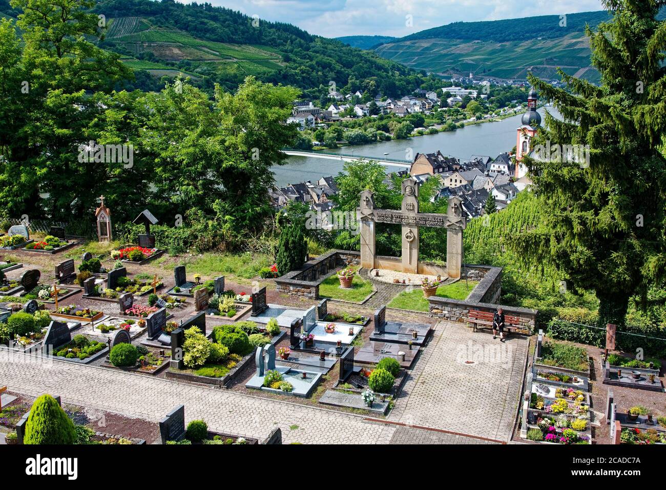 cimitero dall'alto, tombe, fiori, arbusti, città, rive del fiume, colline, paesaggio, Mosella fiume, Europa, Zell; Germania Foto Stock
